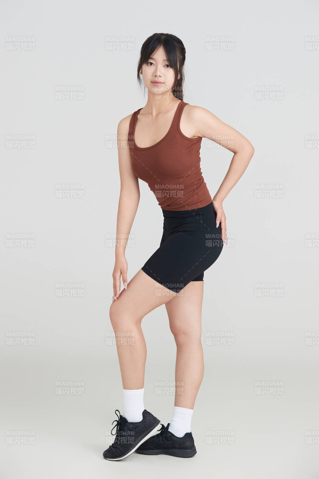 白色背景下作运动健身的亚洲女性图片