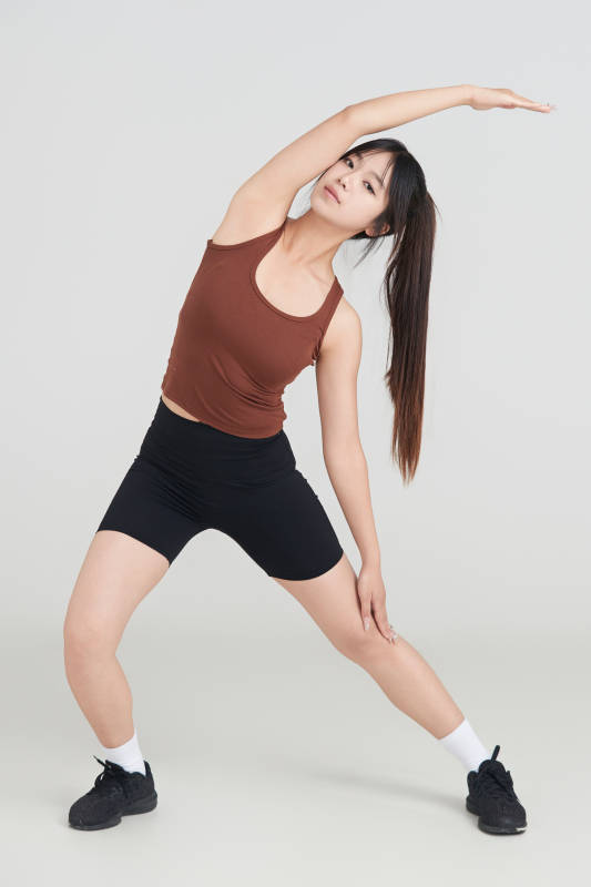 白色背景下作运动健身的亚洲女性图片