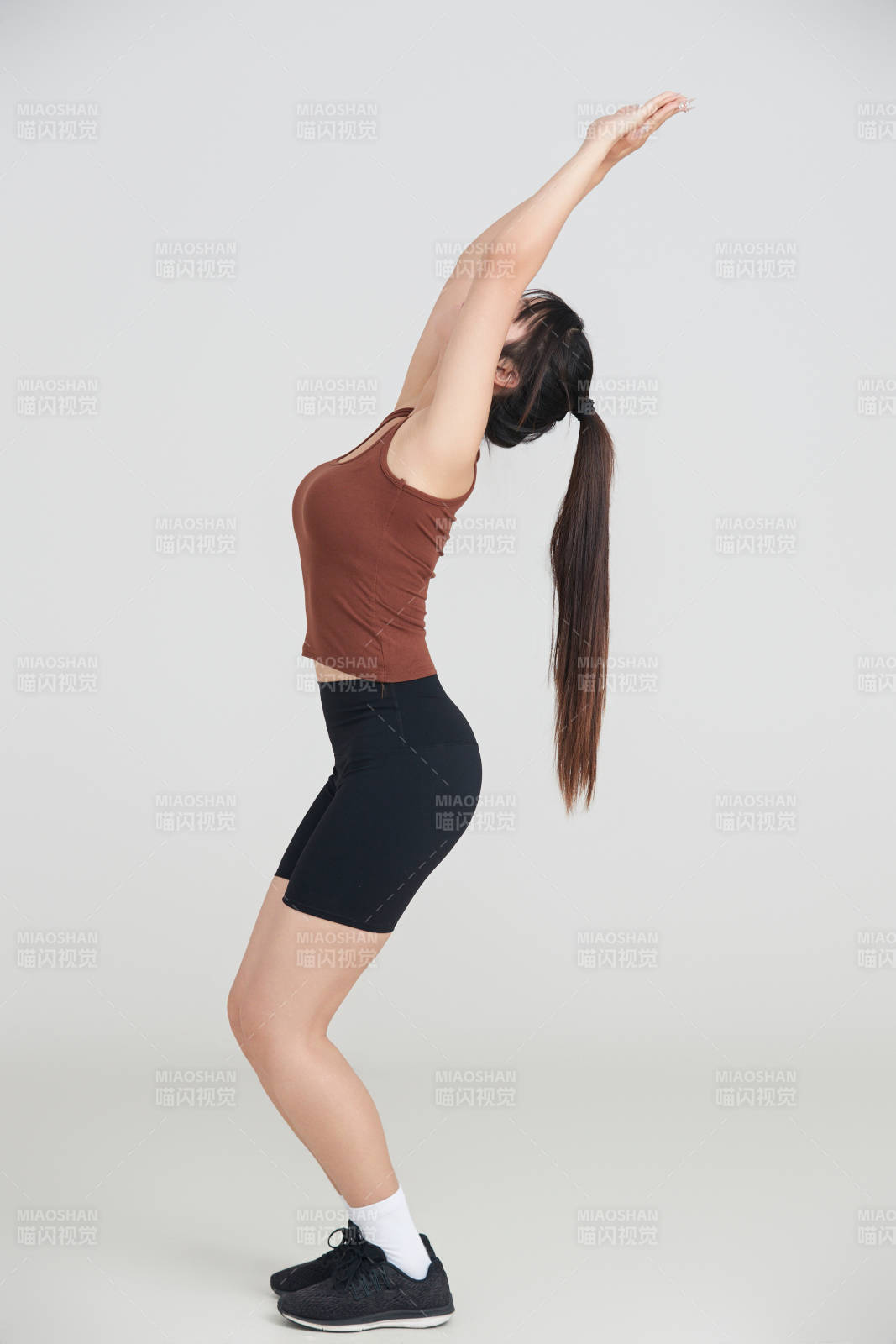 白色背景下作运动健身的亚洲女性图片