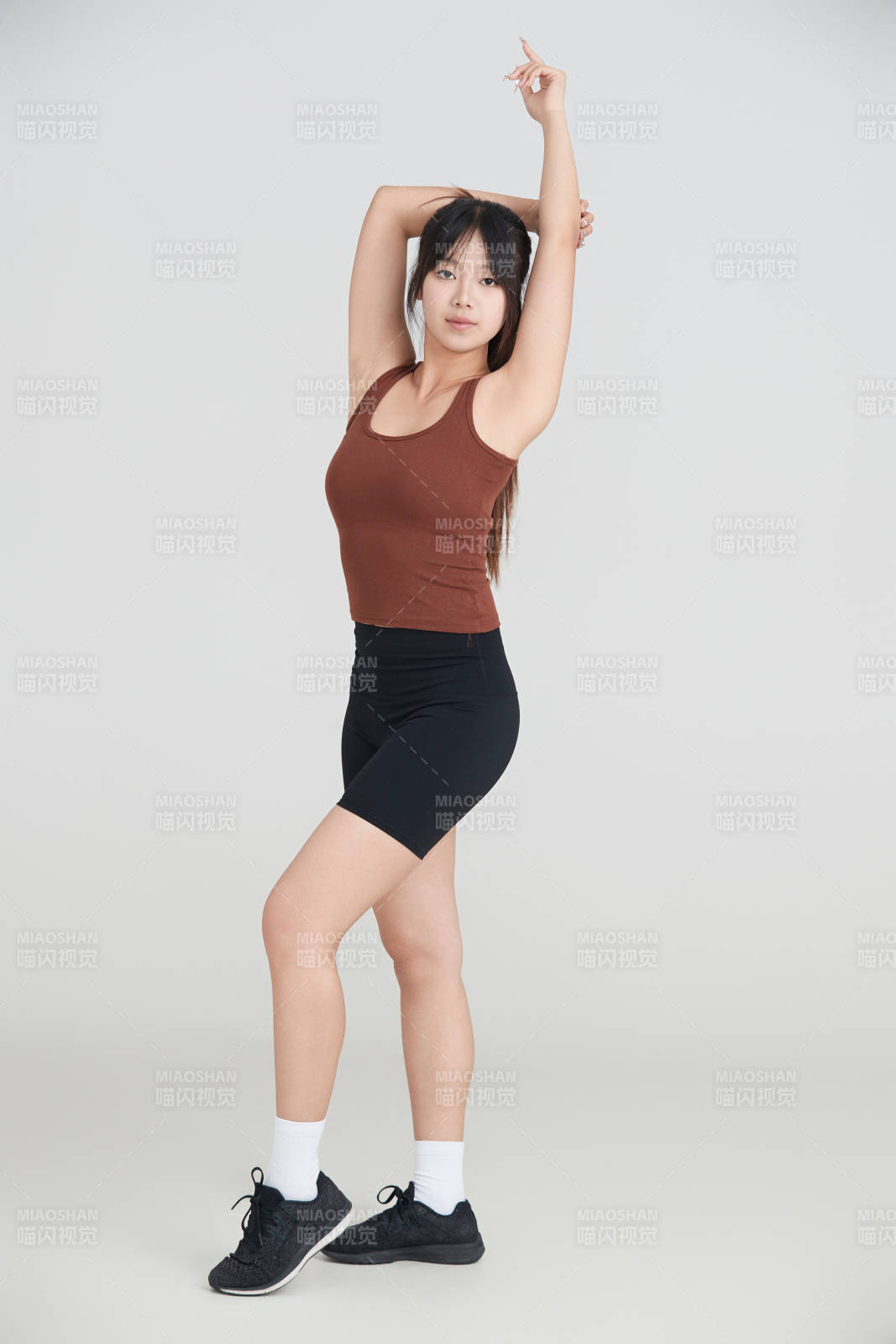 白色背景下作运动健身的亚洲女性图片