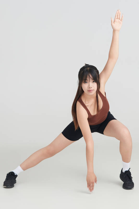 白色背景下作运动健身的亚洲女性图片