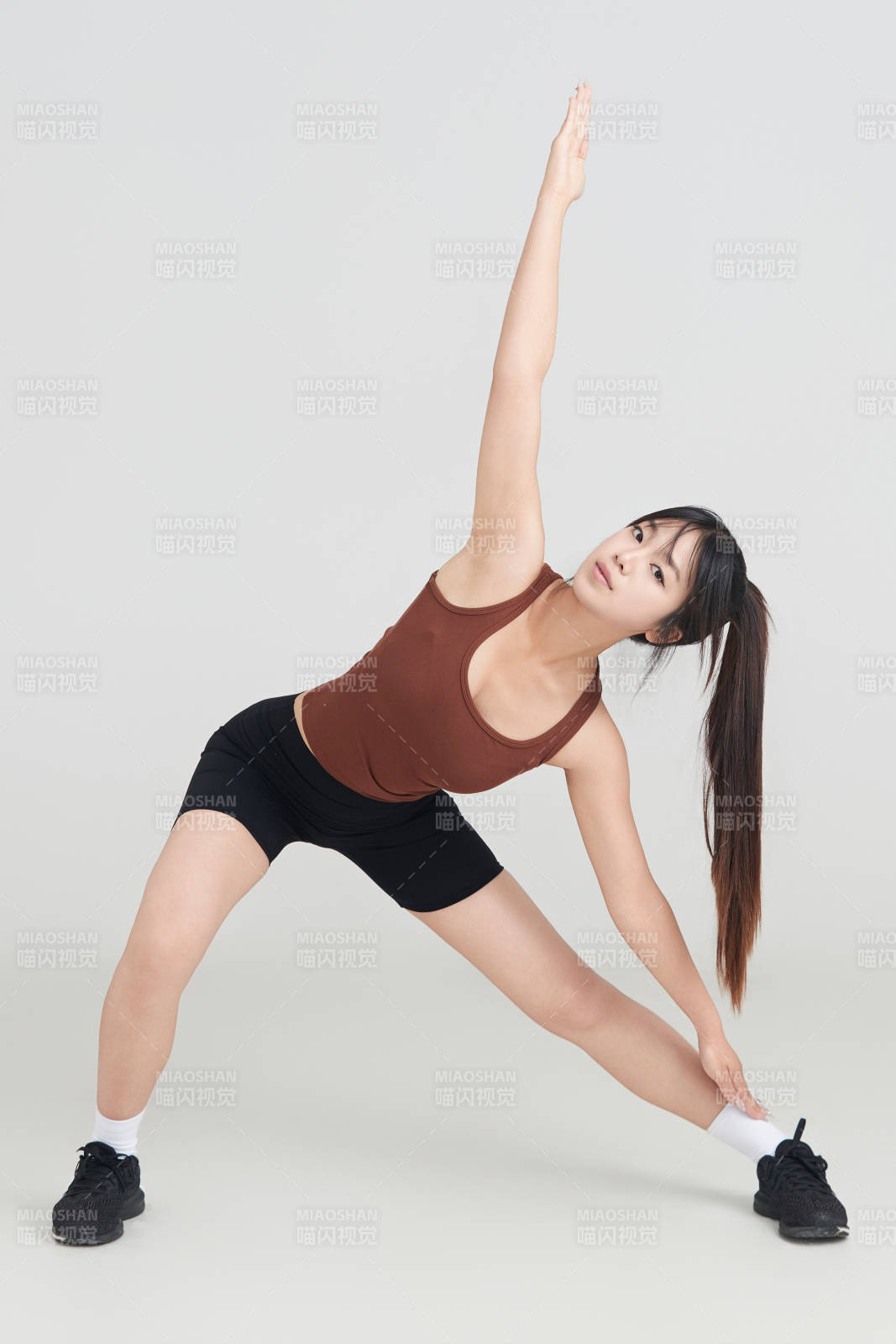 白色背景下作运动健身的亚洲女性图片