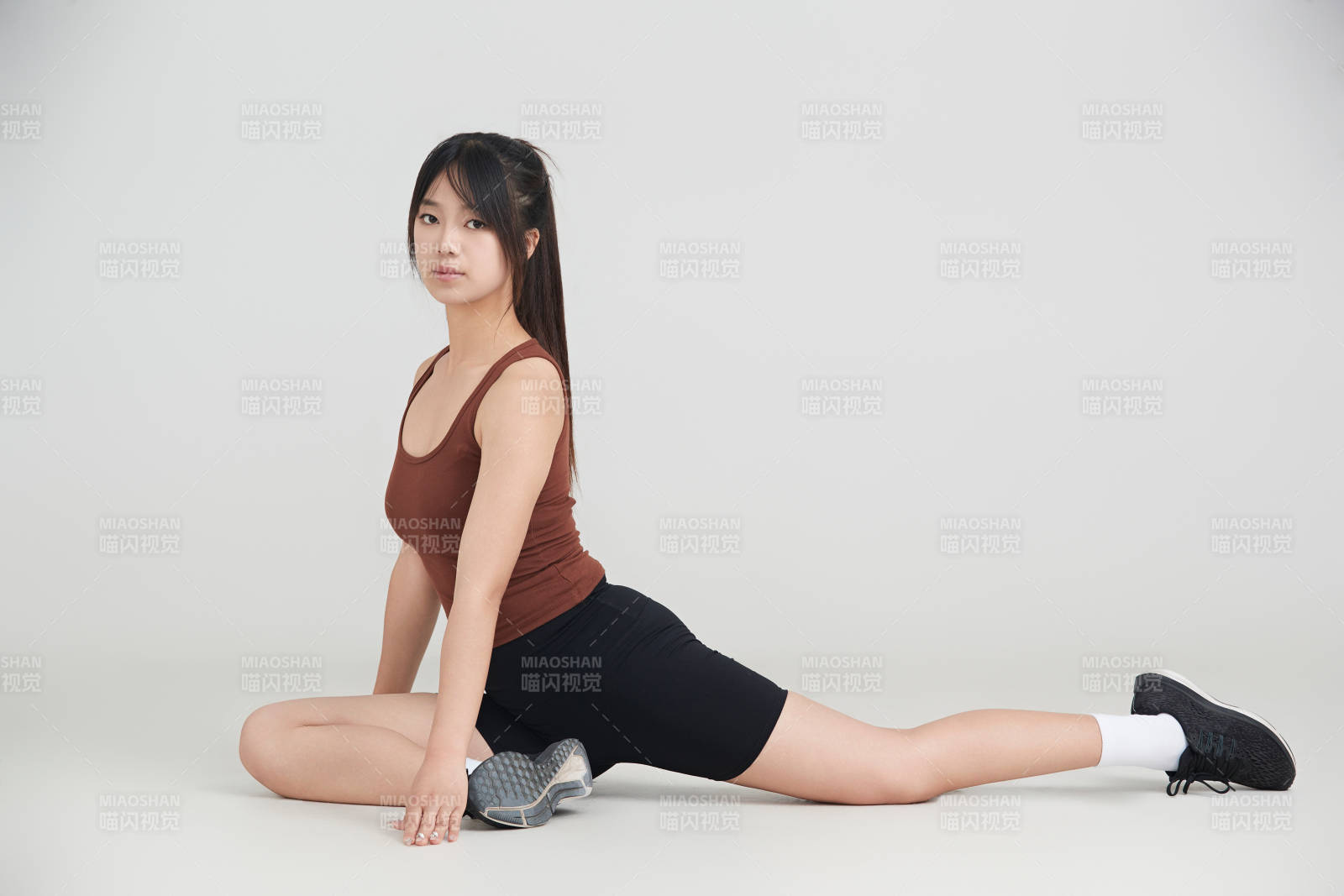 白色背景下作运动健身的亚洲女性图片