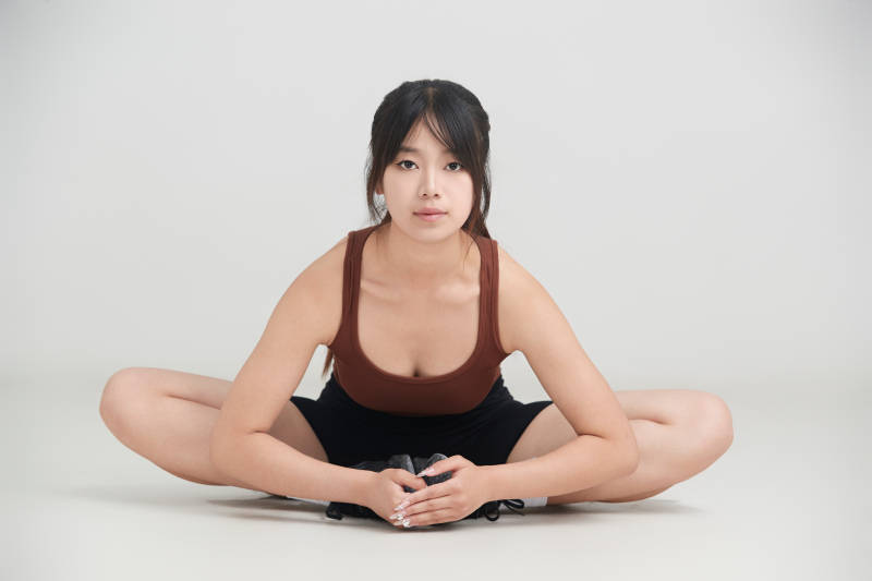 白色背景下作运动健身的亚洲女性图片