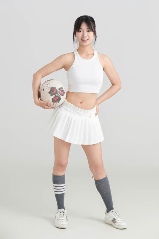 白色背景下的快乐的足球宝贝图片