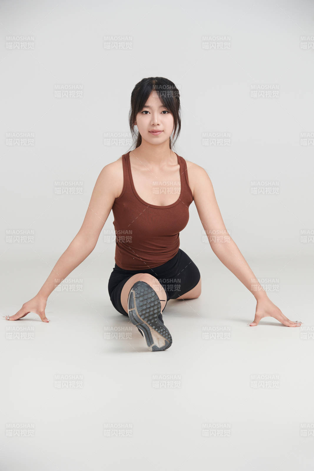 白色背景下作运动健身的亚洲女性图片