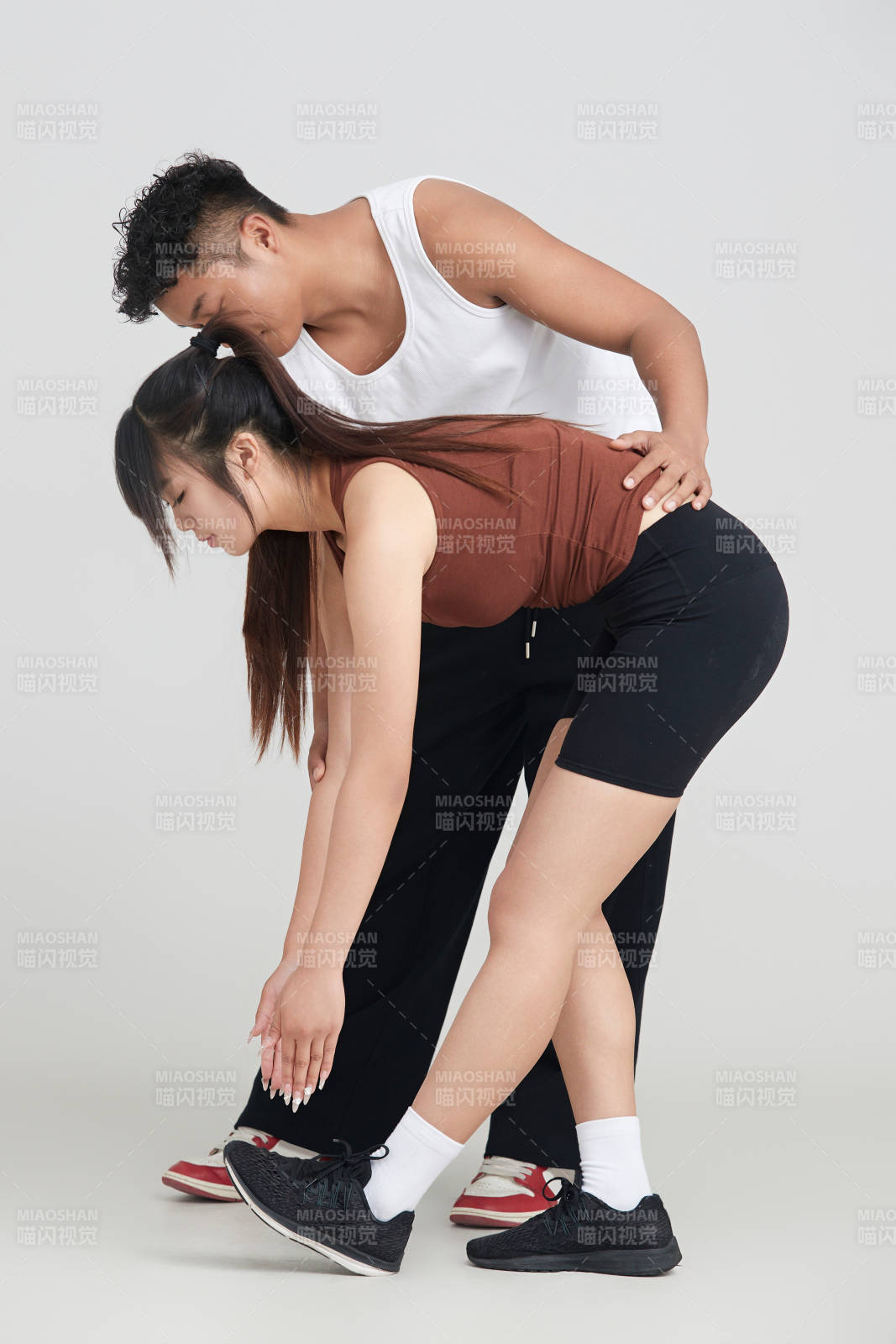 年轻女子在教练的指导下健身图片