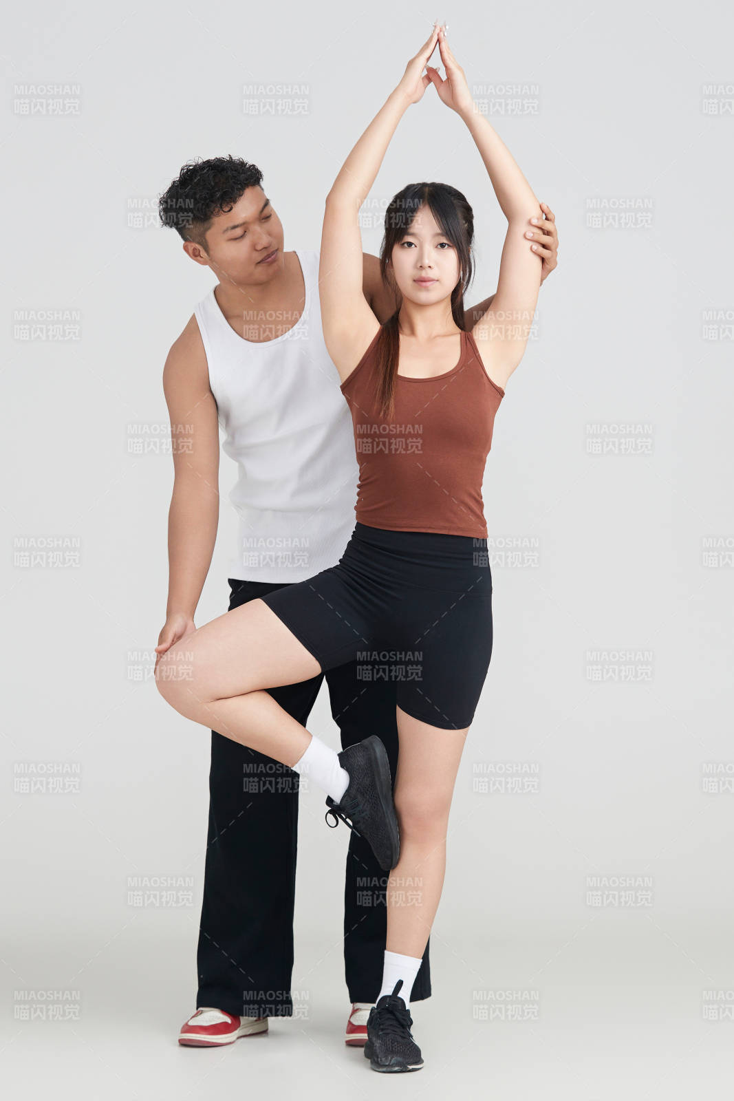 年轻女子在教练的指导下健身图片