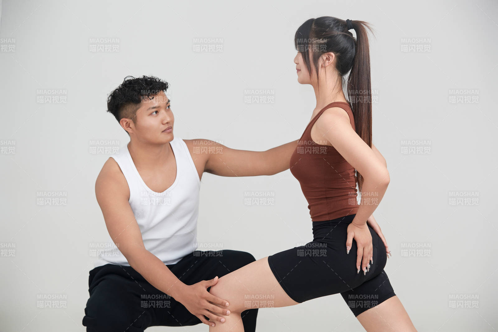 年轻女子在教练的指导下健身图片