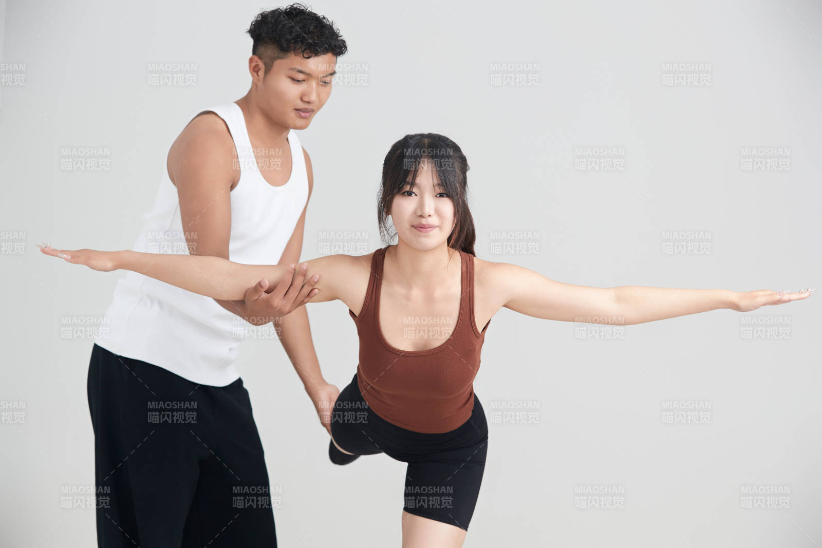 年轻女子在教练的指导下健身图片