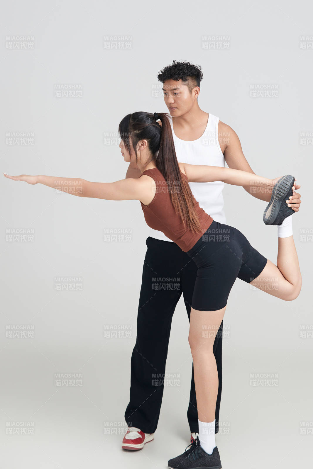 年轻女子在教练的指导下健身图片