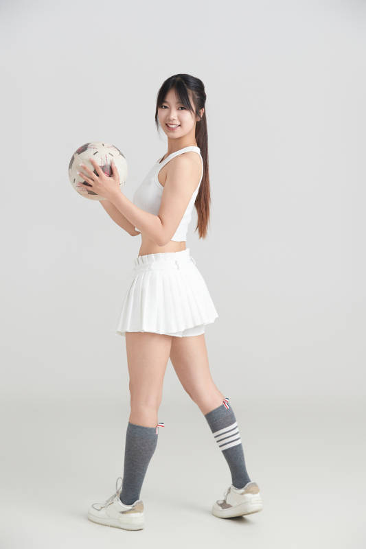 白色背景下的快乐的足球宝贝图片