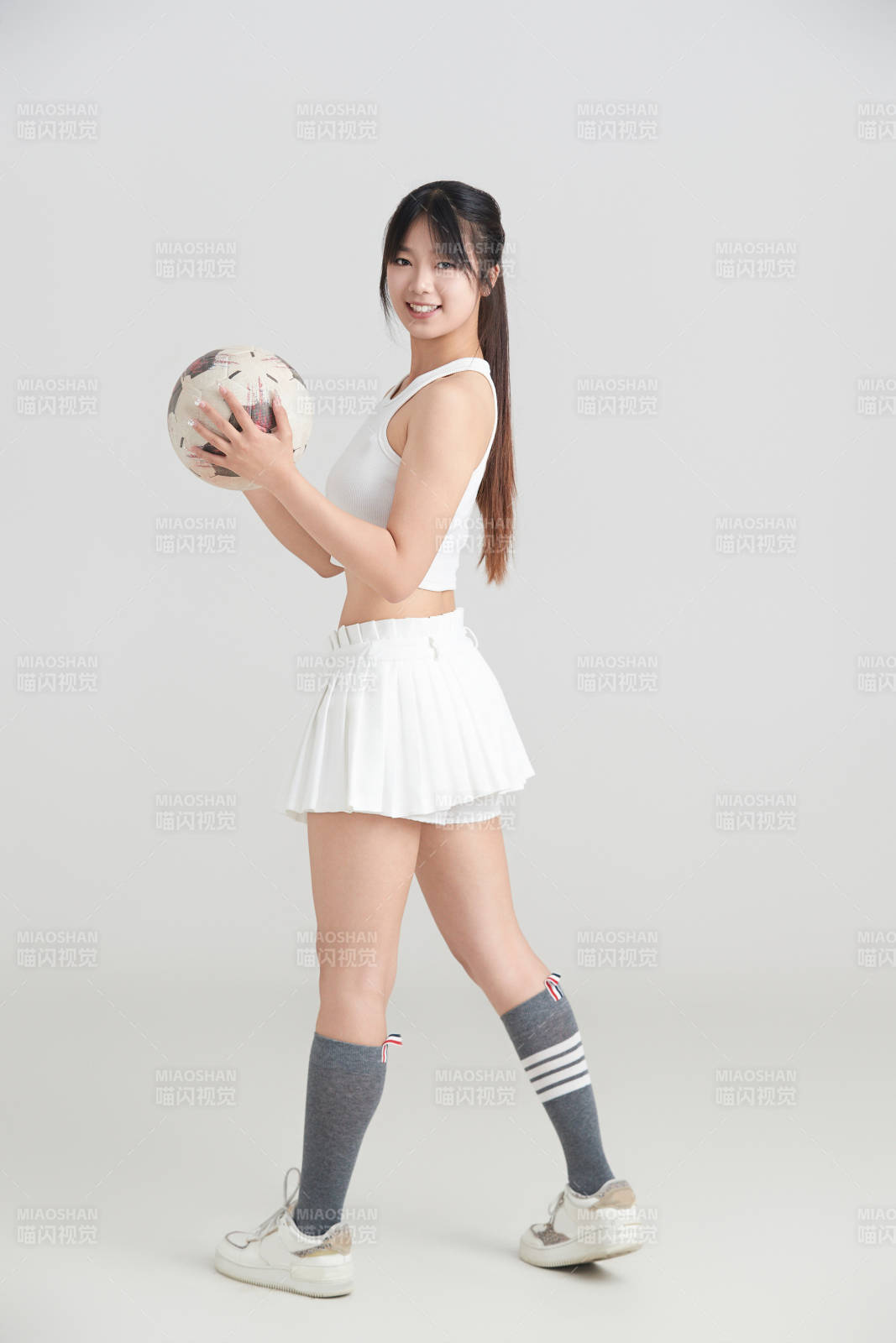 白色背景下的快乐的足球宝贝图片