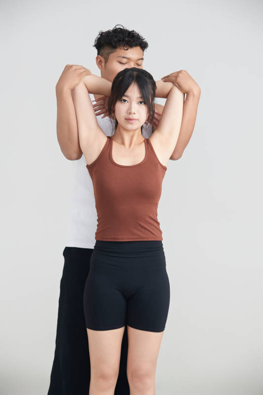 年轻女子在教练的指导下健身图片