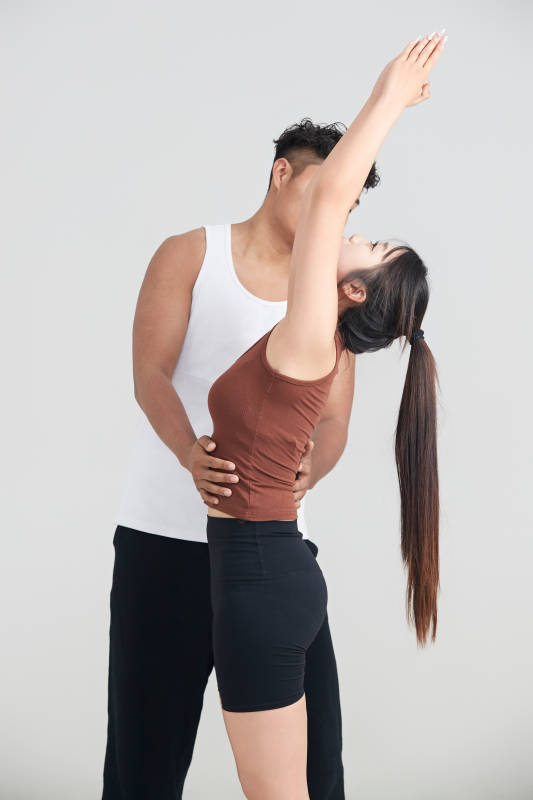 年轻女子在教练的指导下健身图片