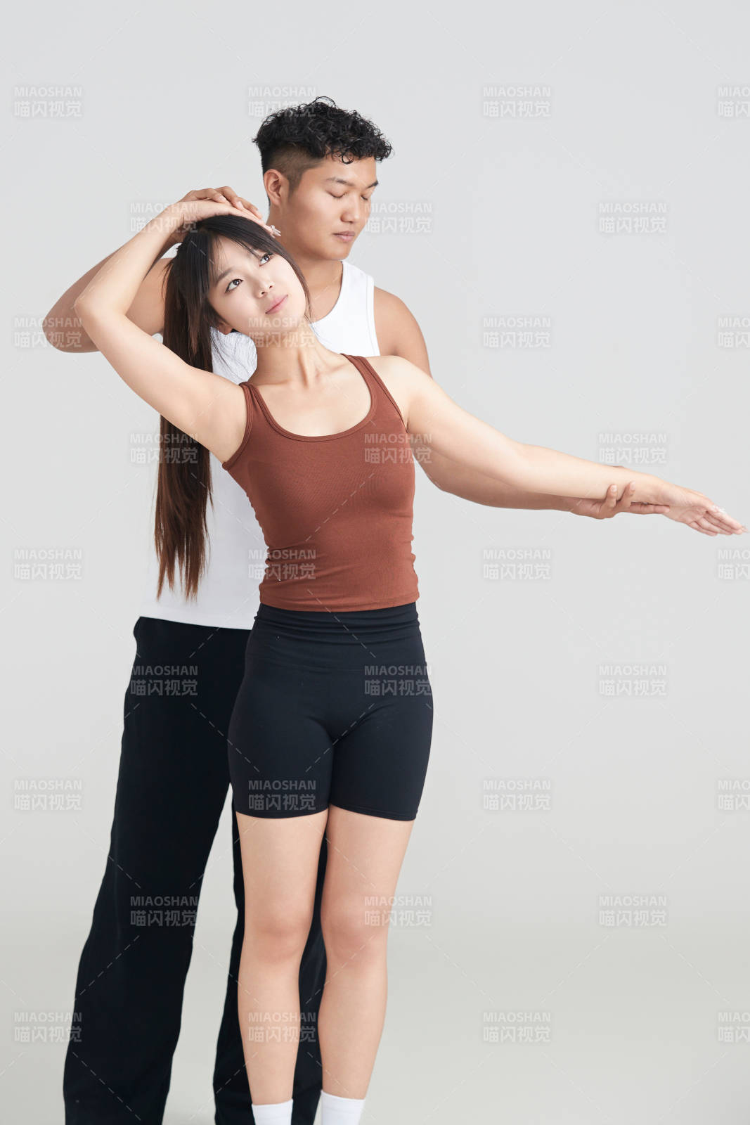 年轻女子在教练的指导下健身图片