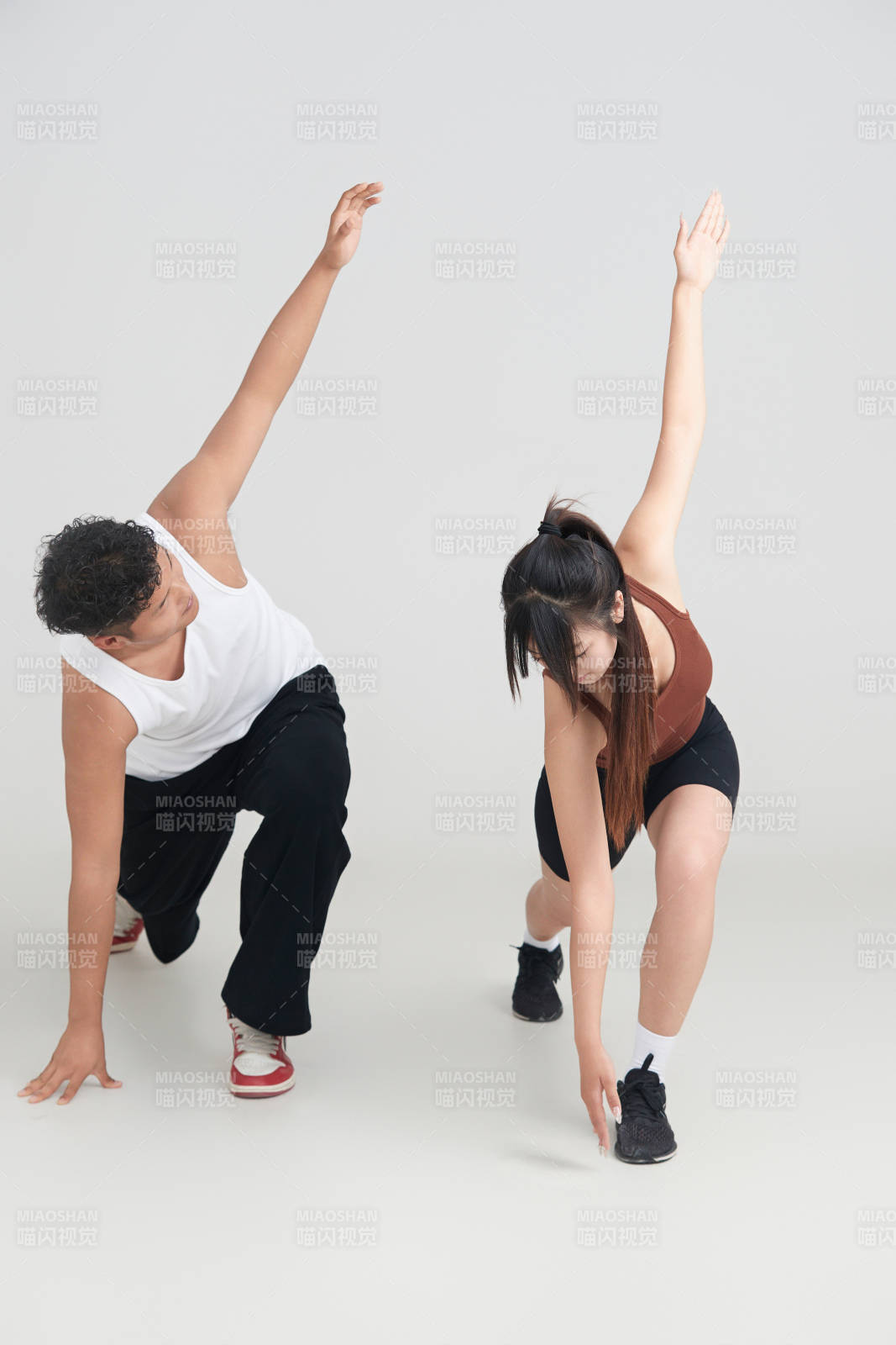 年轻女子在教练的指导下健身图片