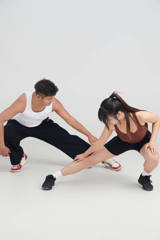 年轻女子在教练的指导下健身图片