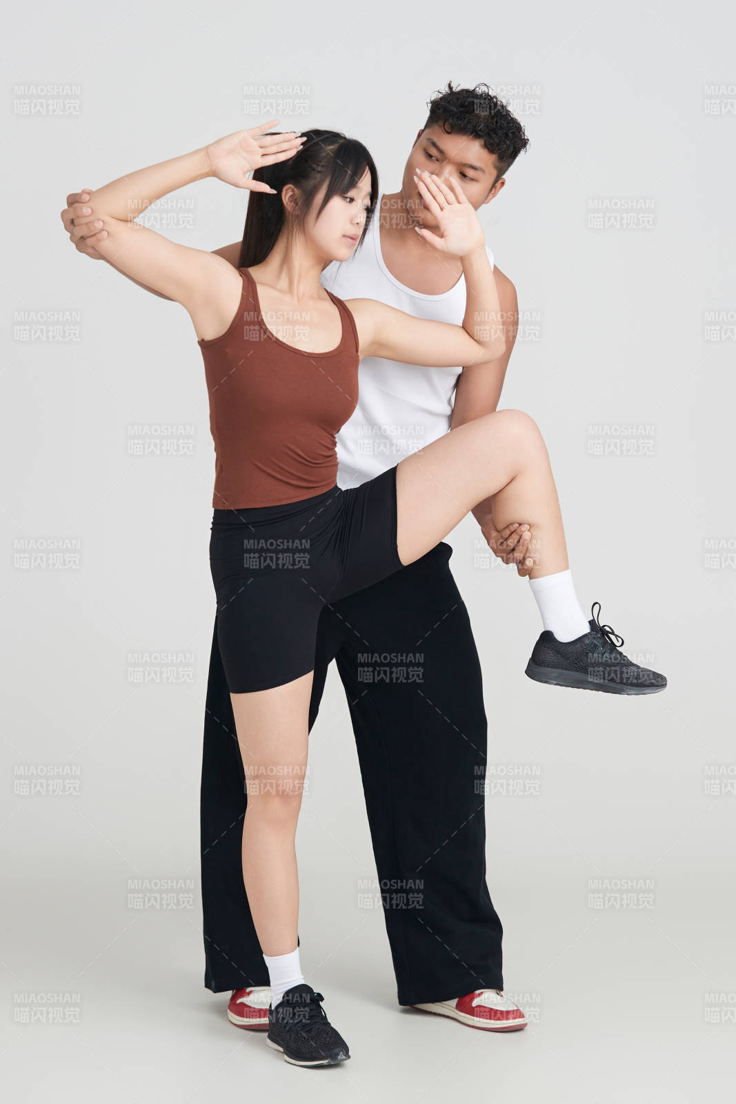 年轻女子在教练的指导下健身图片