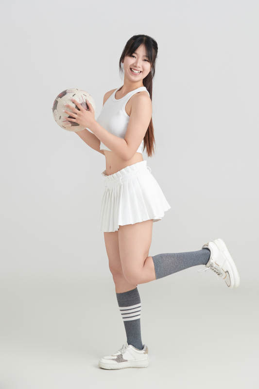 白色背景下的快乐的足球宝贝图片