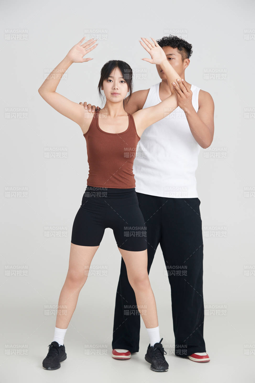 年轻女子在教练的指导下健身图片