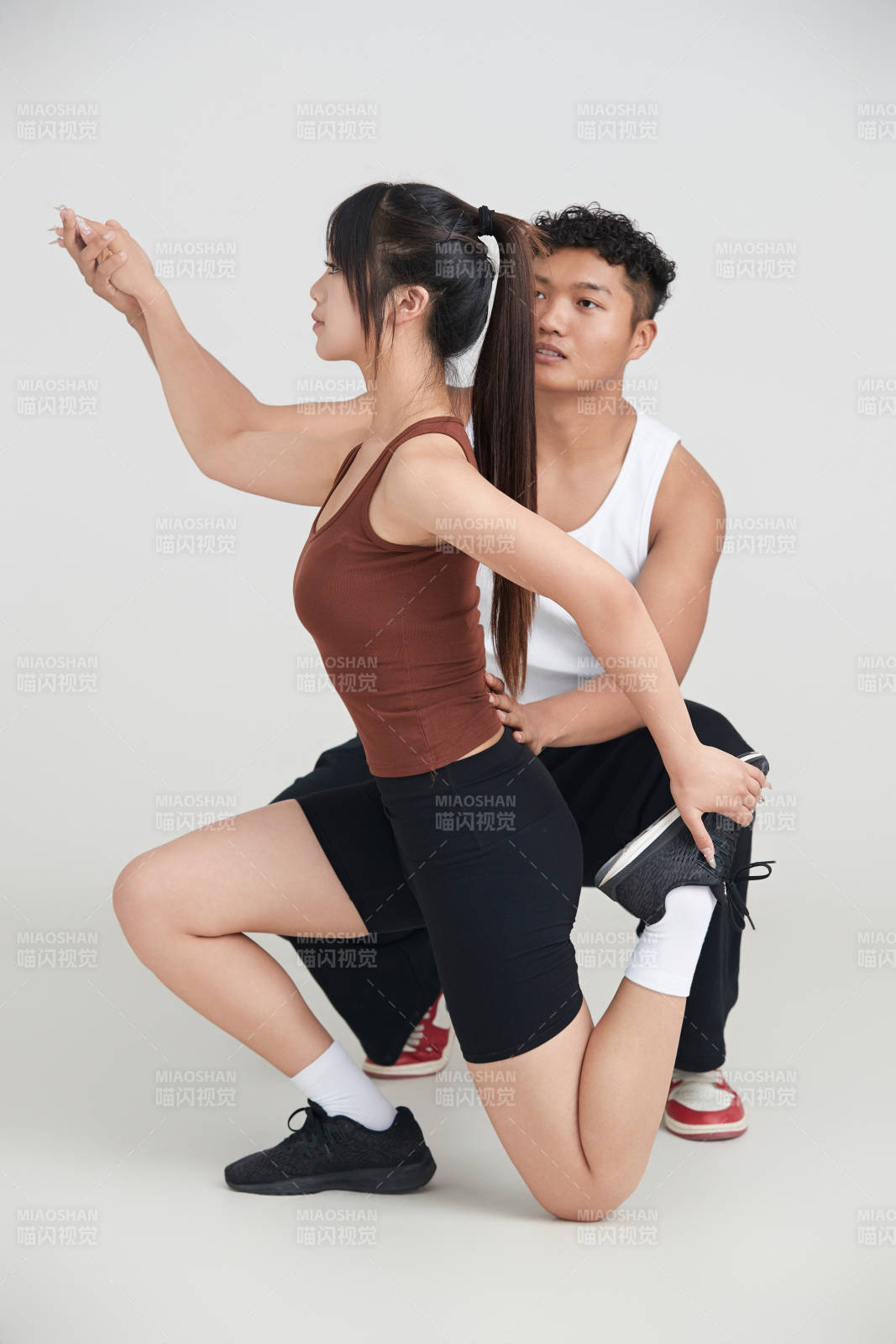 年轻女子在教练的指导下健身图片