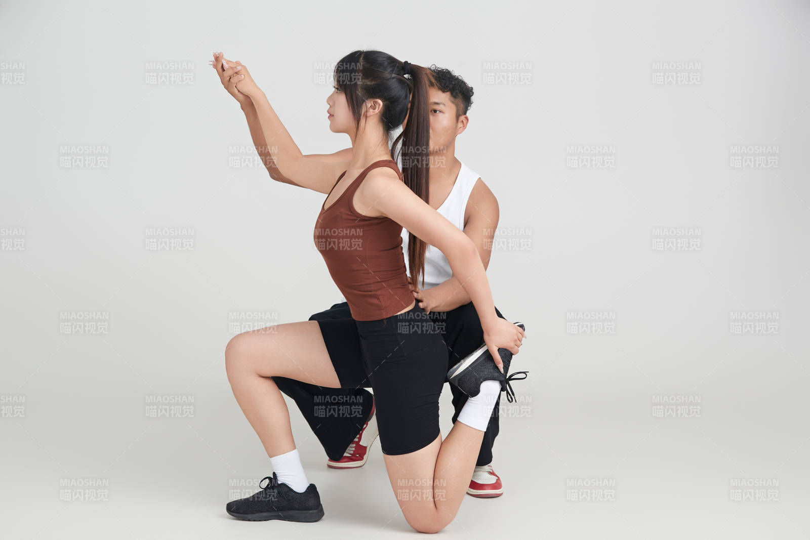 年轻女子在教练的指导下健身图片