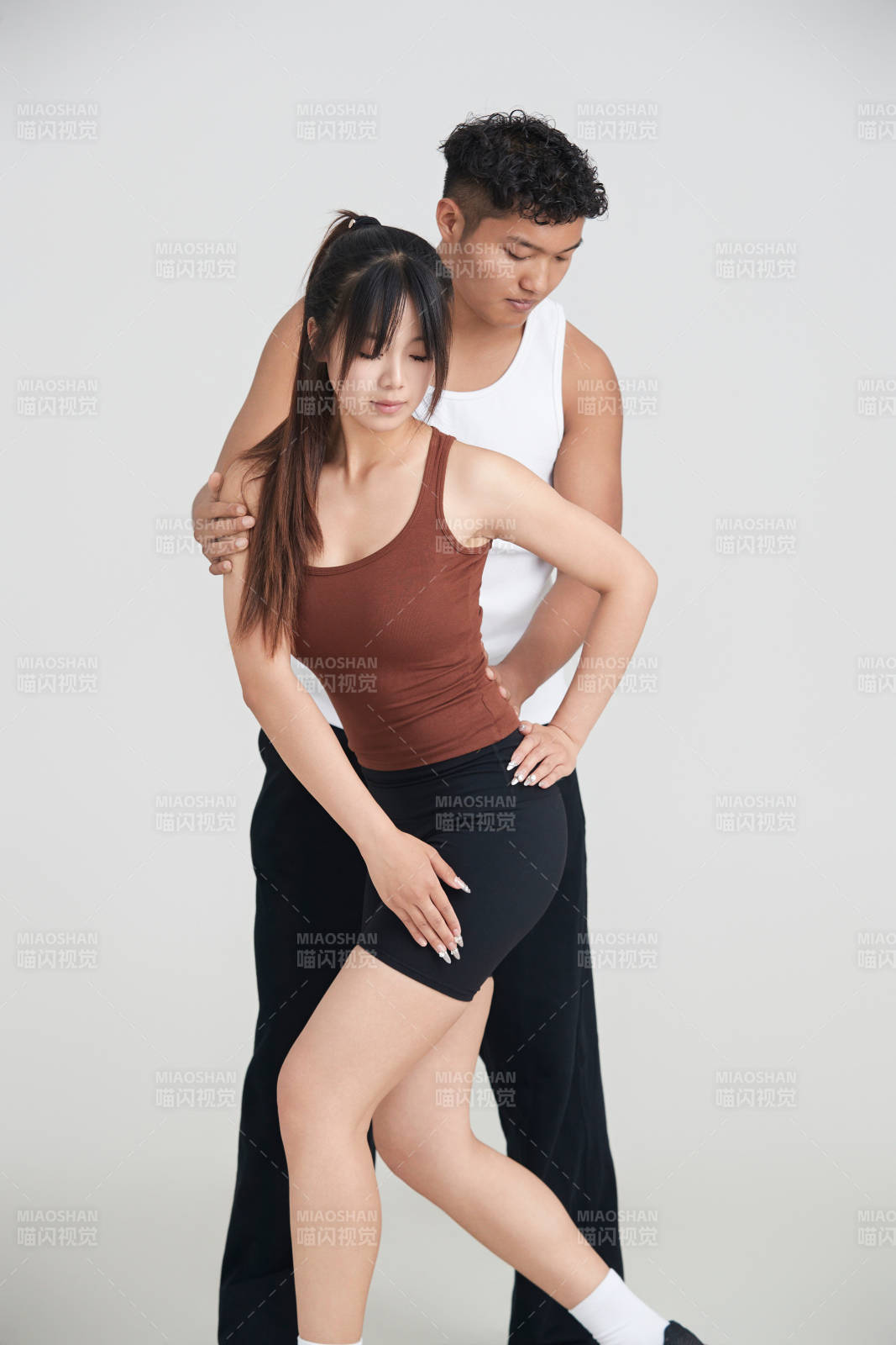 年轻女子在教练的指导下健身图片