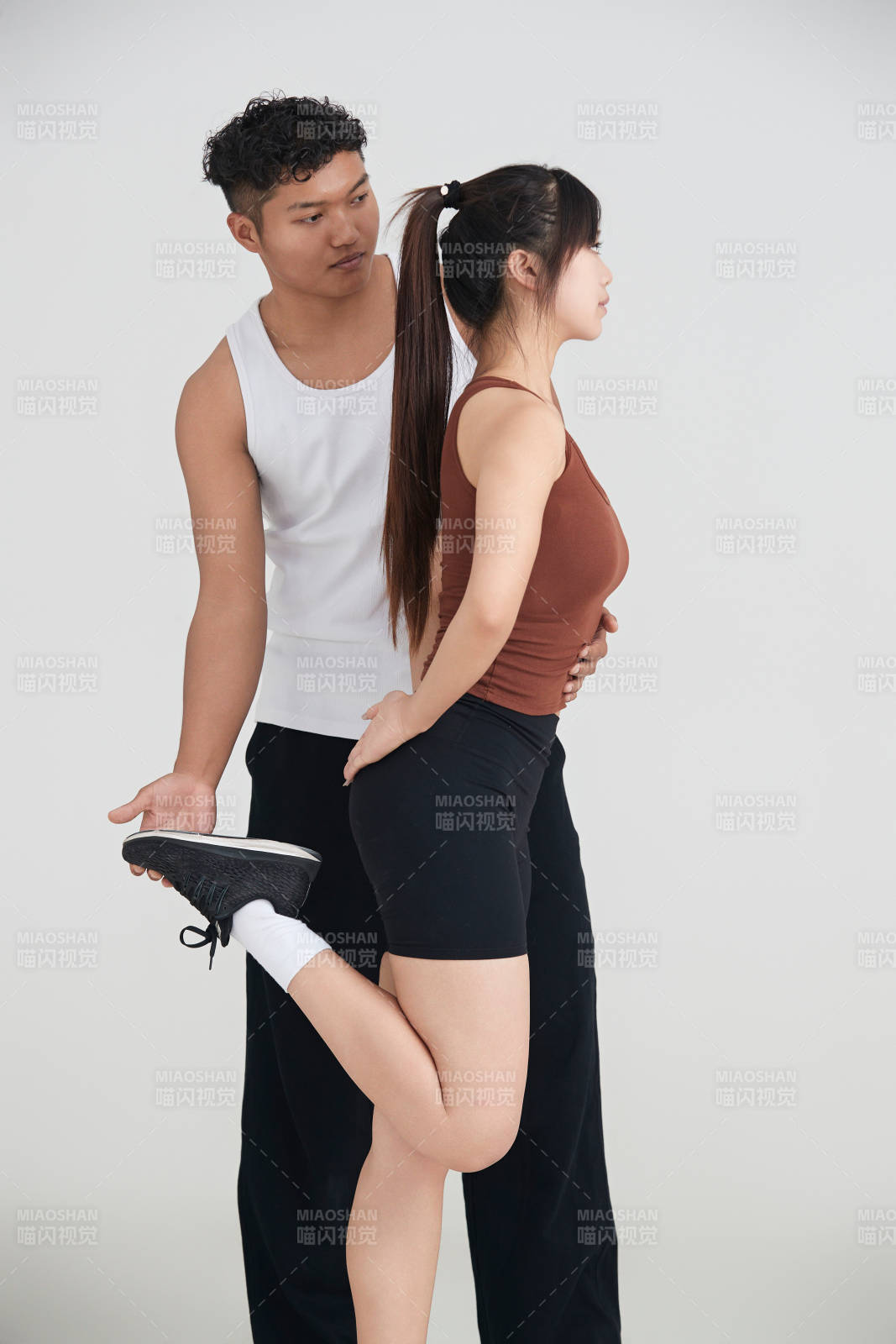 年轻女子在教练的指导下健身图片