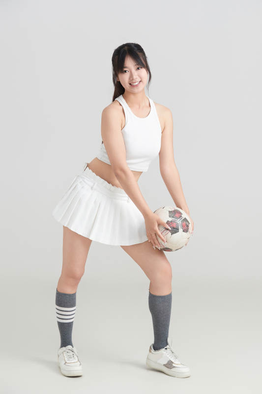 白色背景下的快乐的足球宝贝图片