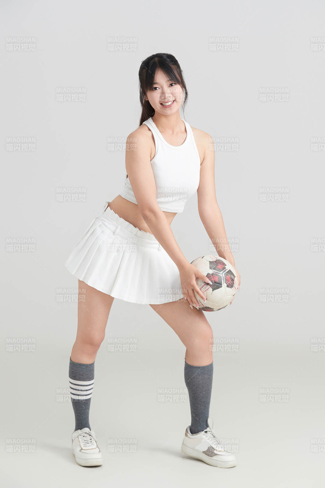 白色背景下的快乐的足球宝贝图片