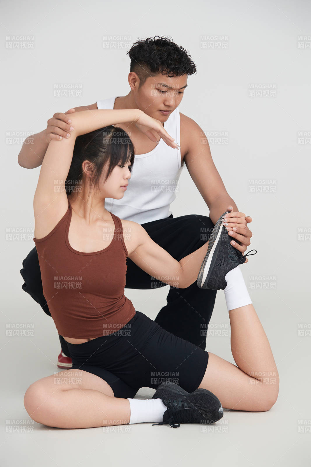 年轻女子在教练的指导下健身图片