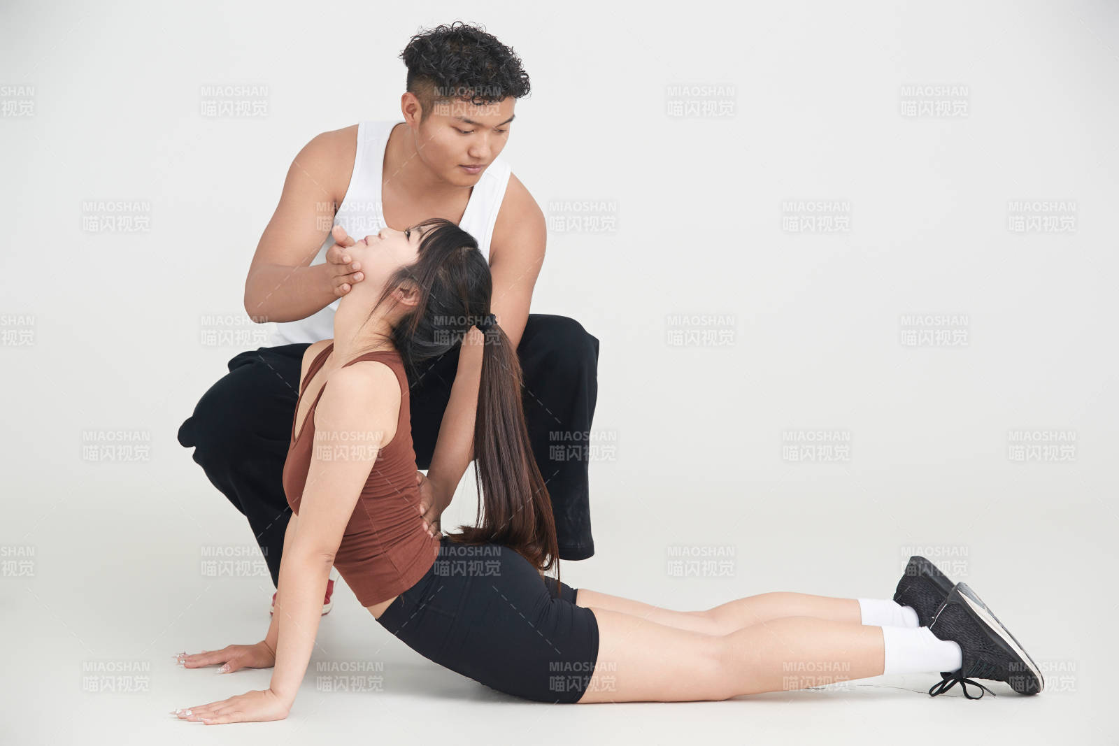 年轻女子在教练的指导下健身图片