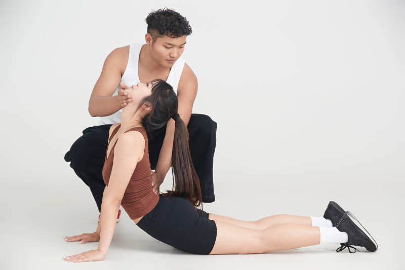 年轻女子在教练的指导下健身图片