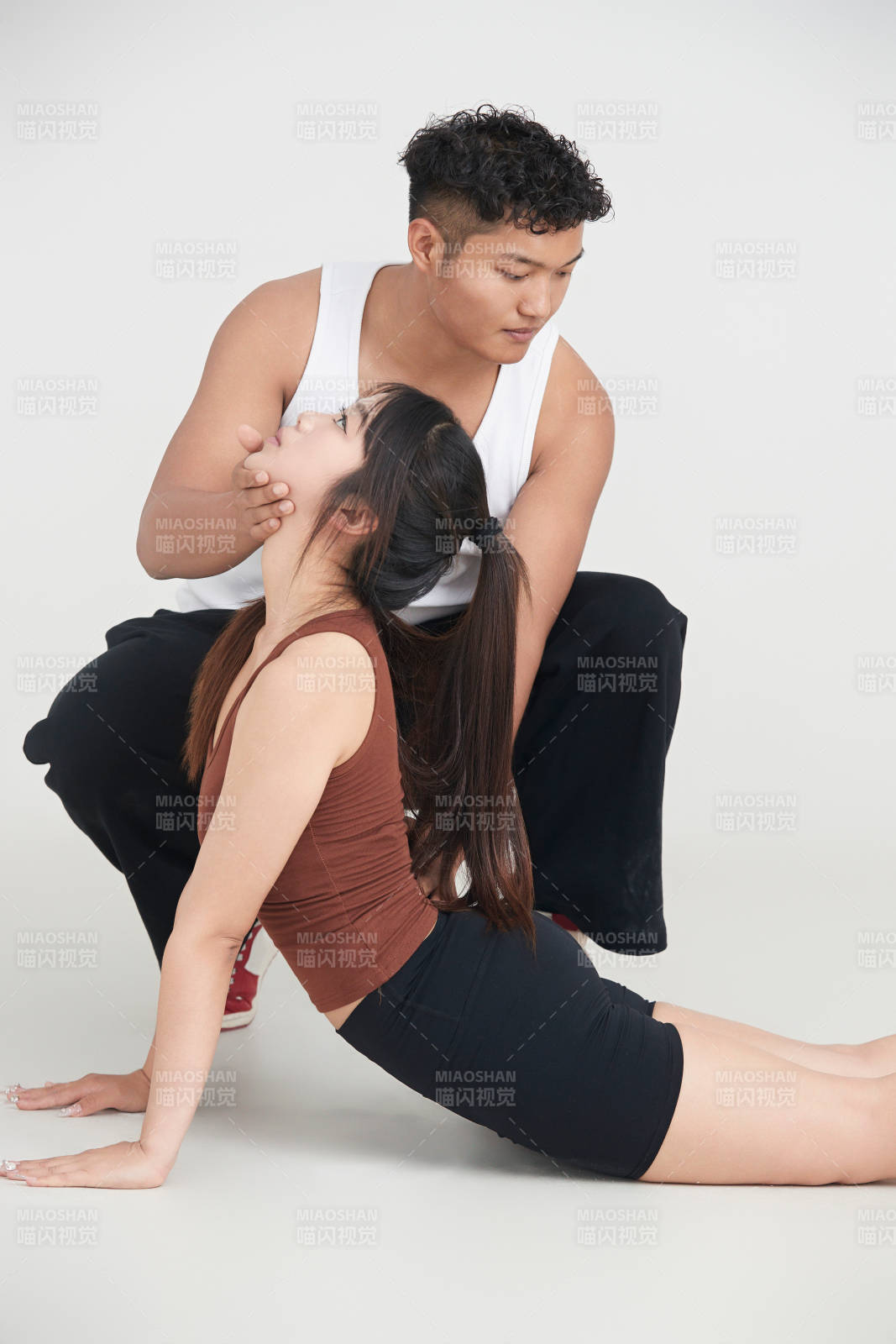 年轻女子在教练的指导下健身图片