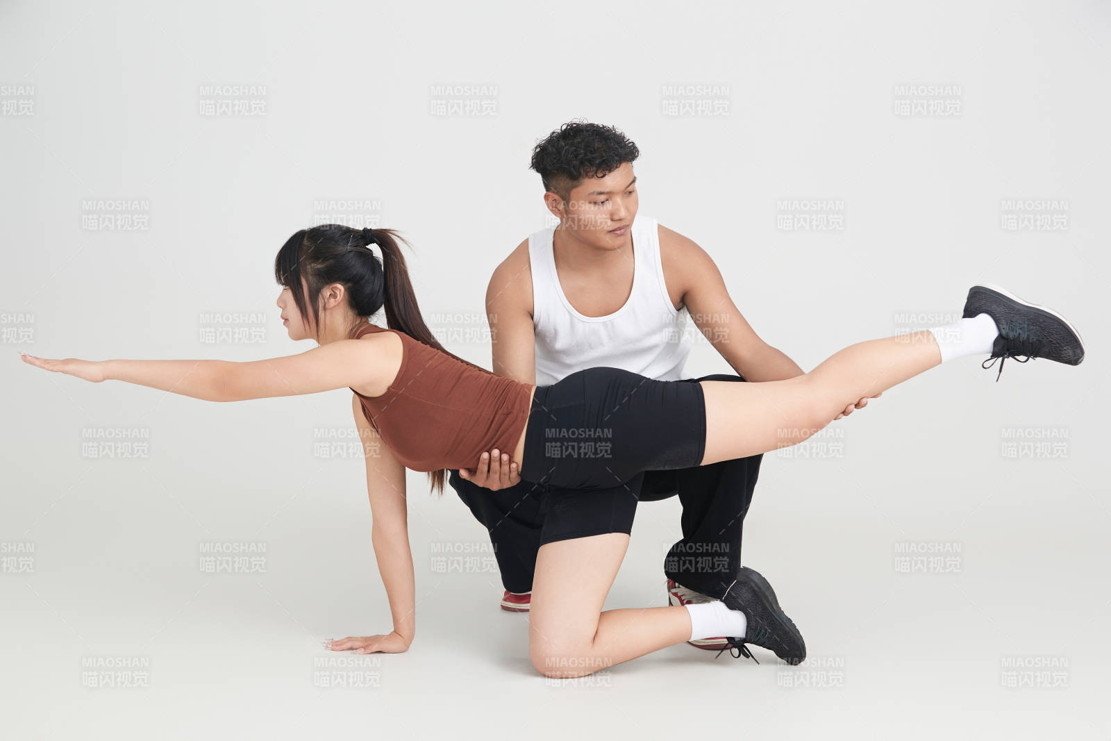 年轻女子在教练的指导下健身图片