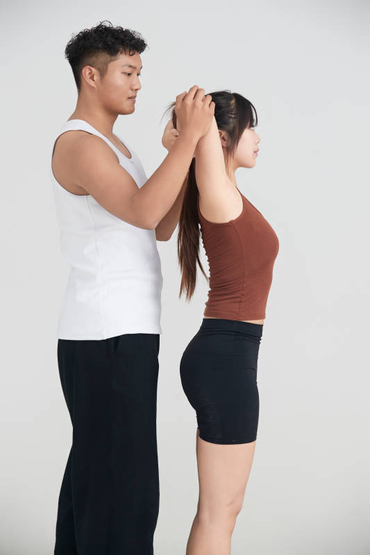 年轻女子在教练的指导下健身图片