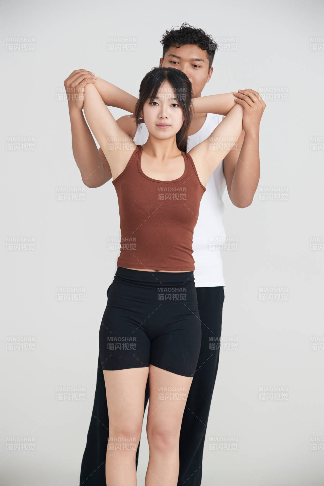 年轻女子在教练的指导下健身图片