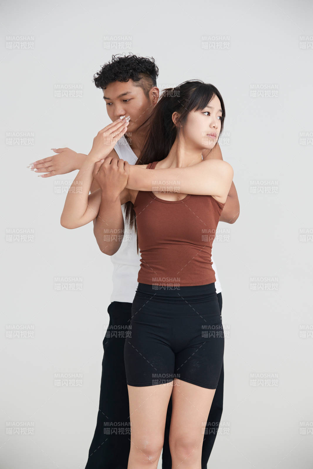 年轻女子在教练的指导下健身图片