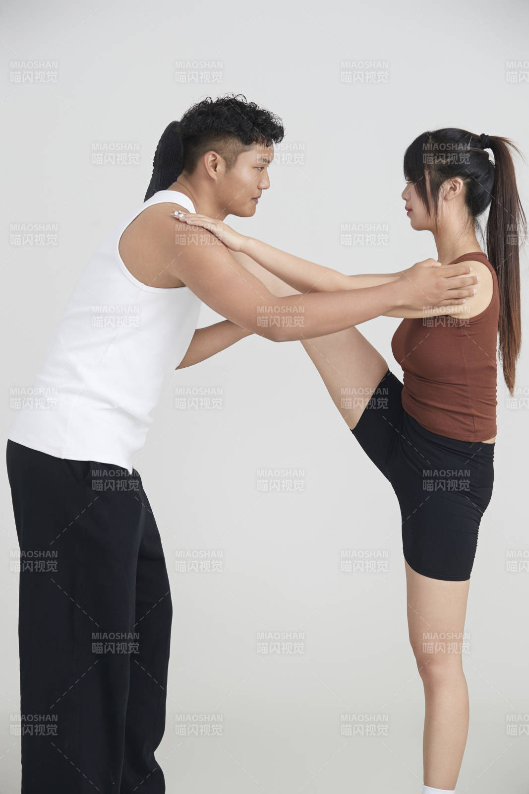 年轻女子在教练的指导下健身图片