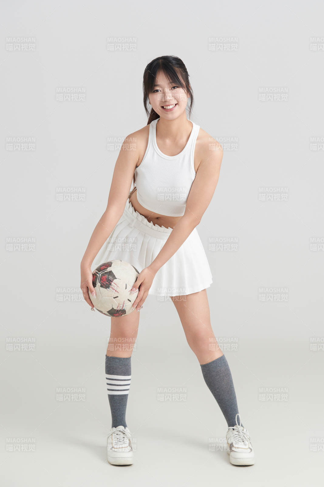 白色背景下的快乐的足球宝贝图片