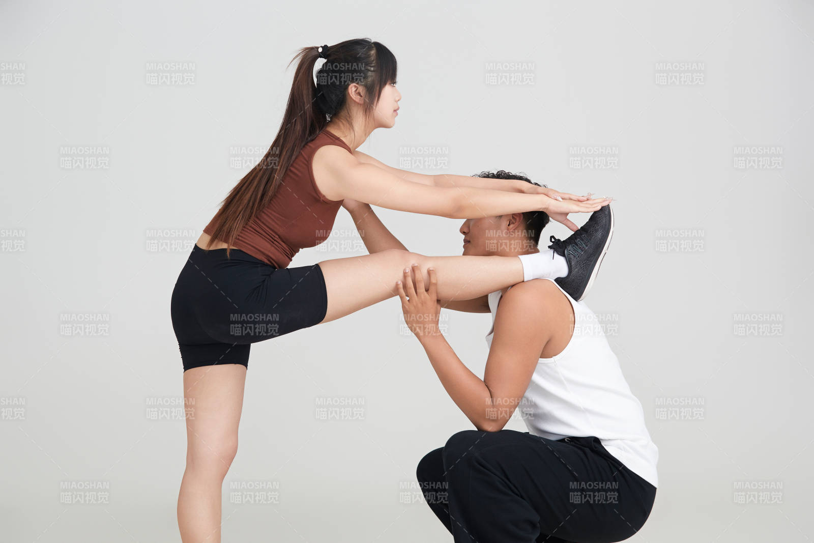 年轻女子在教练的指导下健身图片