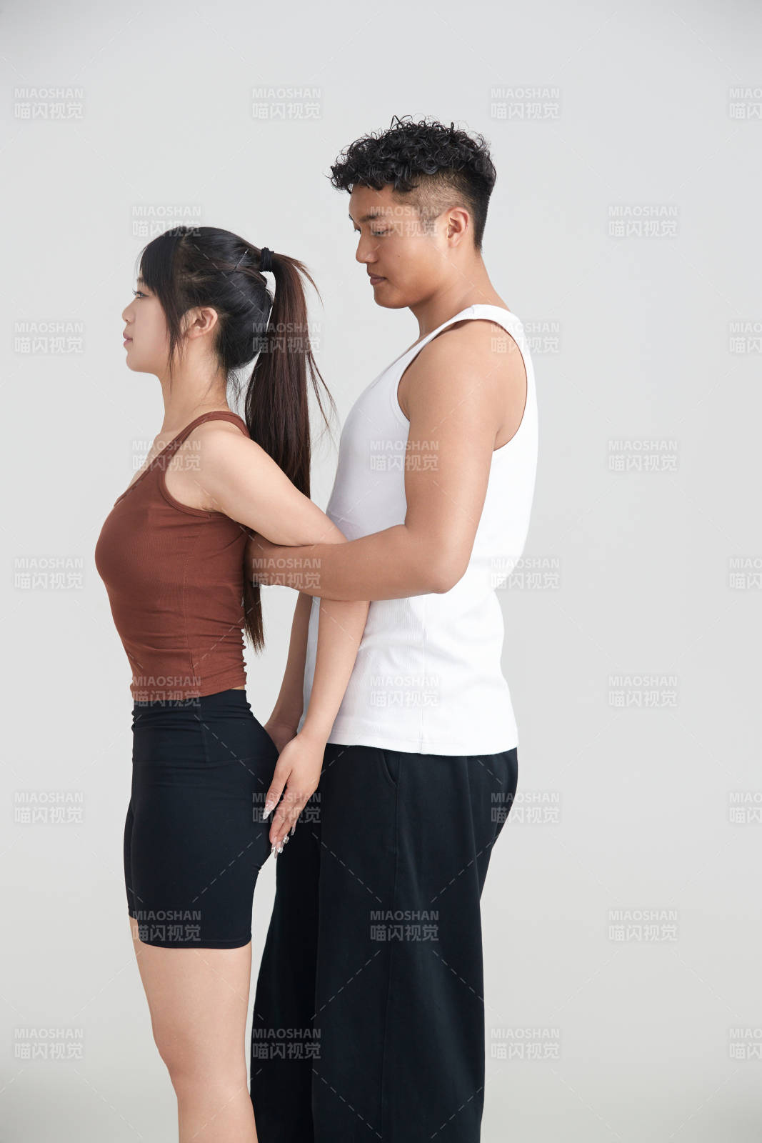 年轻女子在教练的指导下健身图片