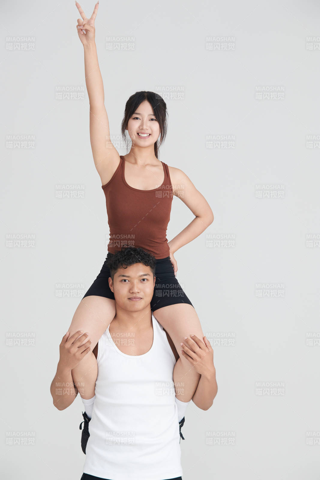 年轻女子在教练的指导下健身图片