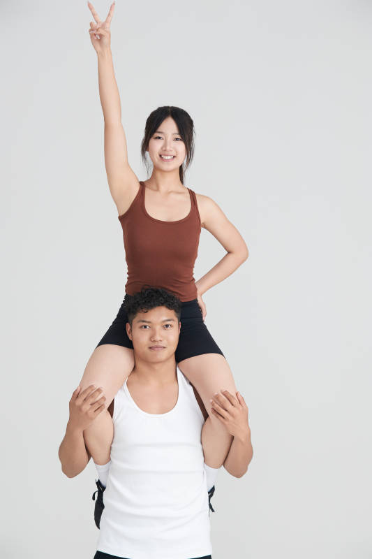 年轻女子在教练的指导下健身图片