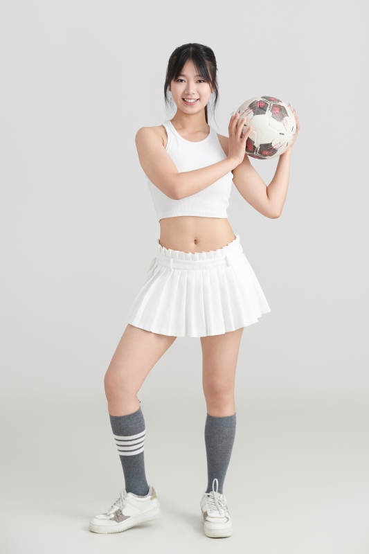 白色背景下的快乐的足球宝贝图片