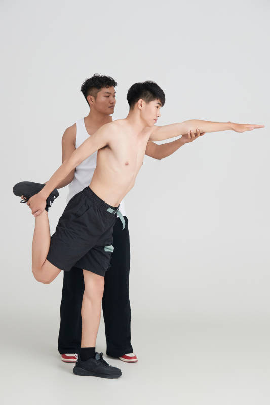 年轻男子在教练的指导下健身图片