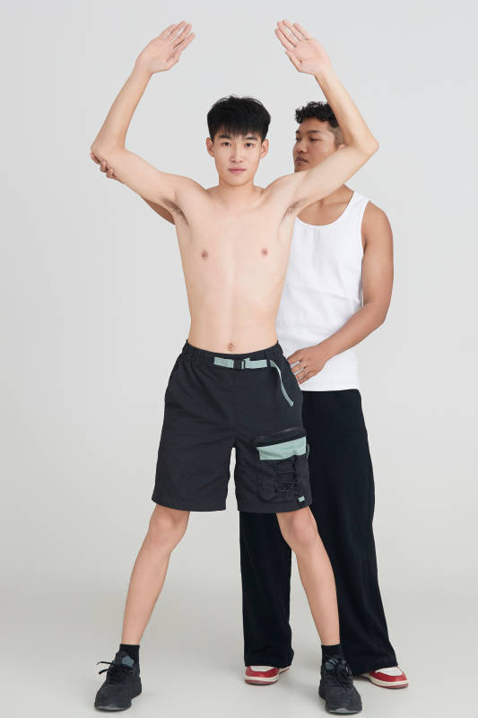 年轻男子在教练的指导下健身图片