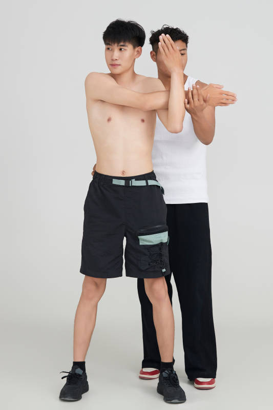 年轻男子在教练的指导下健身图片