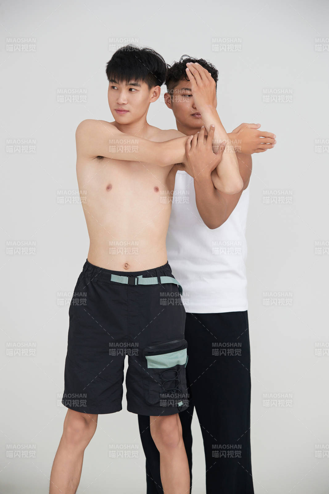 年轻男子在教练的指导下健身图片